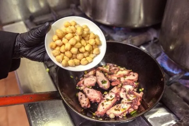 Pulpo con garbanzos de La Tartana