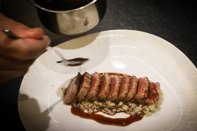 Tataki de atún con fricandó marinero de ventresca de atún y setas silvestres