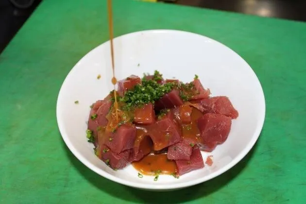 Huevos rotos con tartar de atún