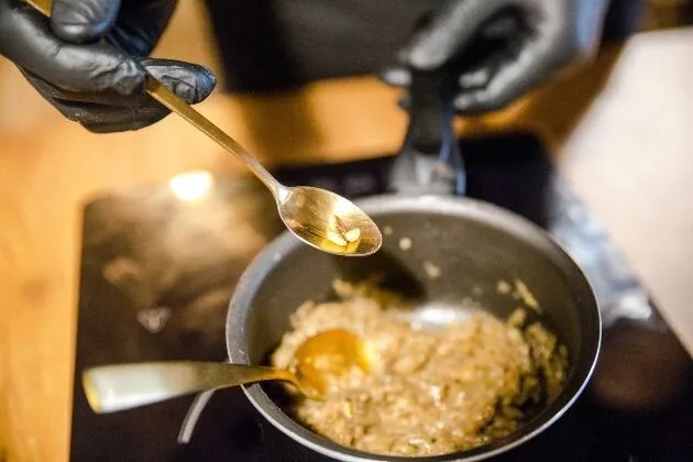 Berenjena a la llama, gamba blanca en grasa de txuleta madurada y caldo de cebollas asadas