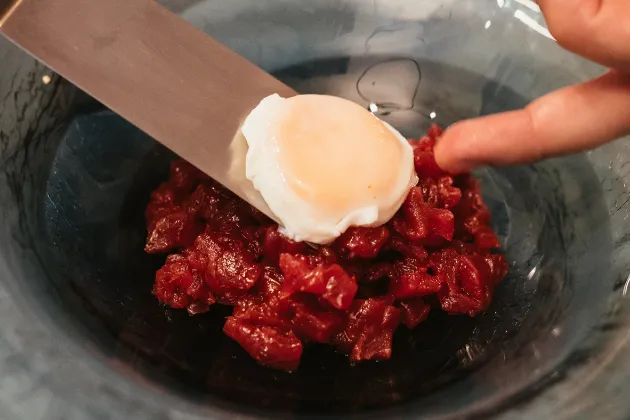 Tartar de atún rojo balfegó con crema de cacahuete y yuzu