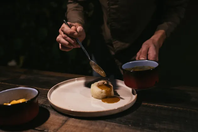 Repollo relleno de pitu, melocotón y amontillado