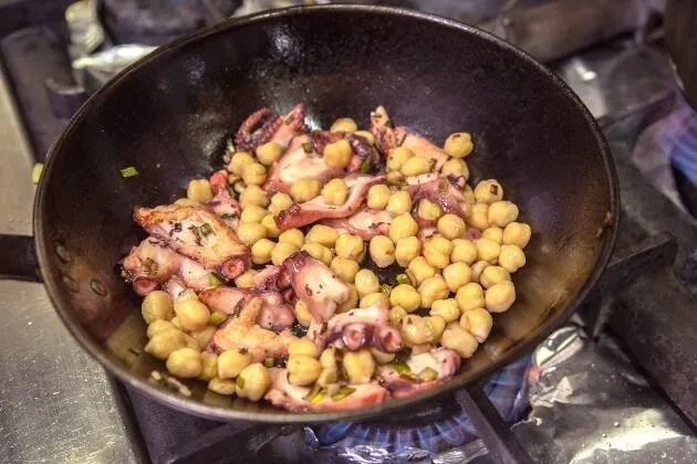 Pulpo con garbanzos de La Tartana