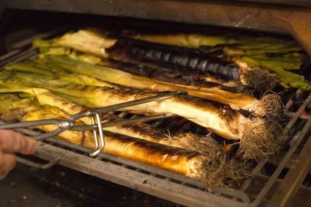 Puerros al Josper con velo de tocino y queso ahumado