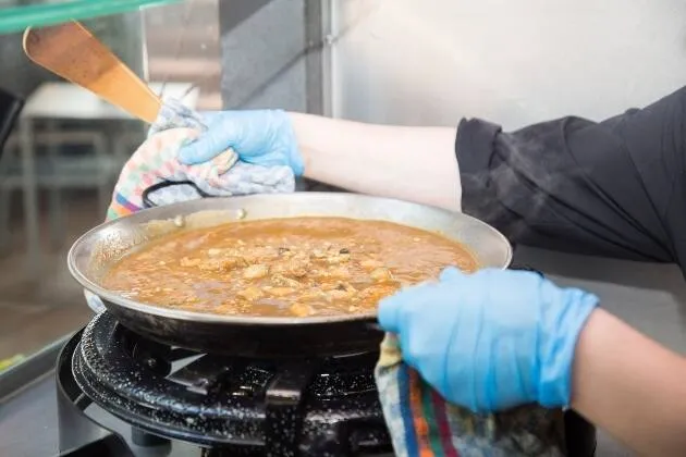 Arroz mar y montaña con pies de cerdo