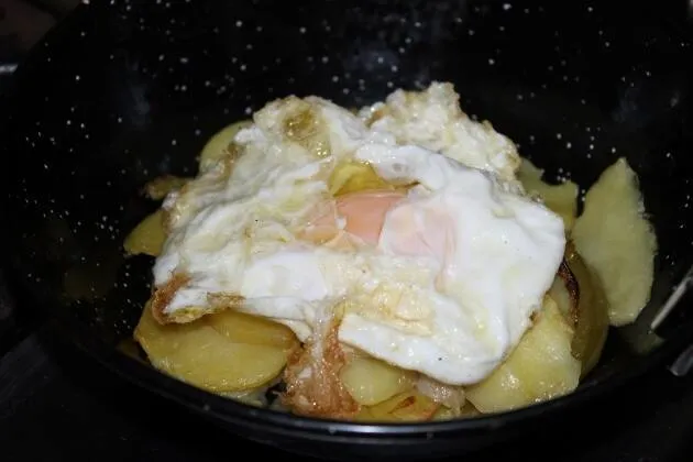 Huevos rotos con tartar de atún