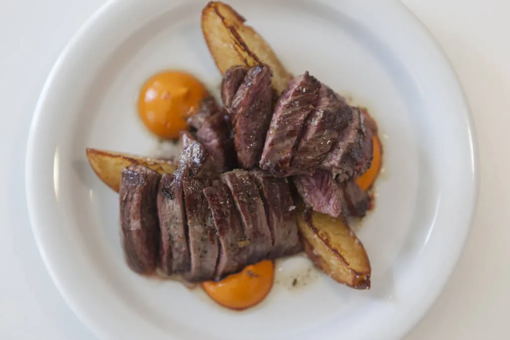 Entraña de ternera con crema de almendra y piquillo y chimichurri