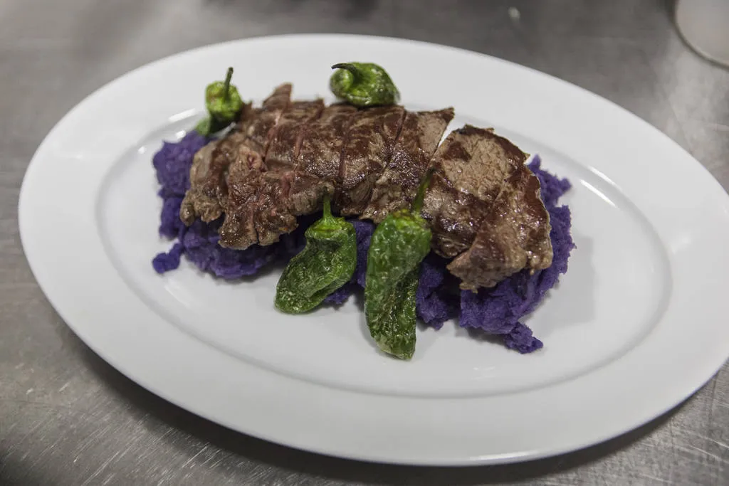 Entrecot de Bruneta del Pirineo con patata violeta alimonada