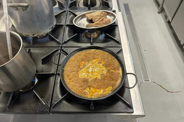 Arroz con Carxofa Prat y pollo ‘pota blava’ de 9Cèntric