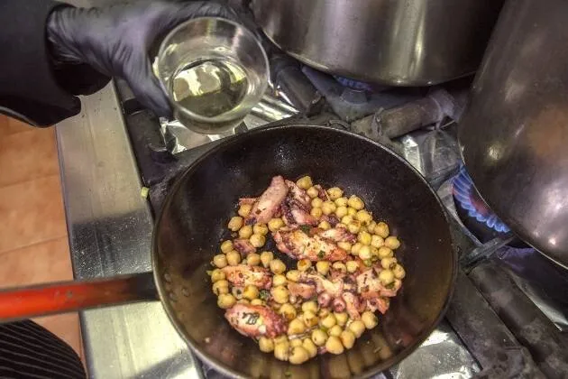 Pulpo con garbanzos de La Tartana