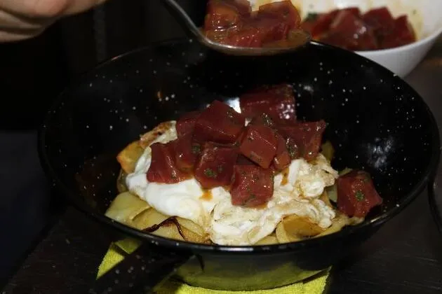 Huevos rotos con tartar de atún