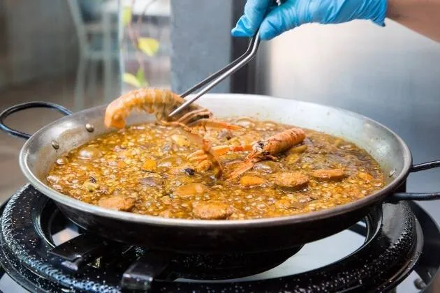 Arroz mar y montaña con pies de cerdo