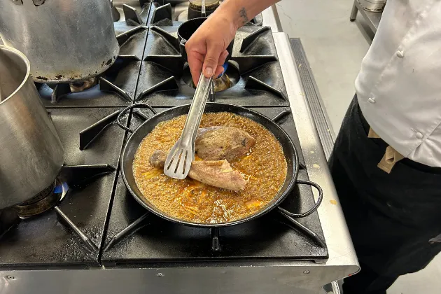 Arroz con Carxofa Prat y pollo ‘pota blava’ de 9Cèntric