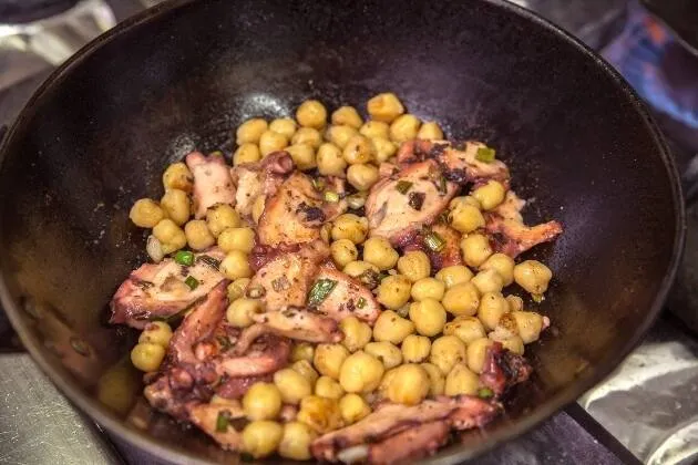 Pulpo con garbanzos de La Tartana