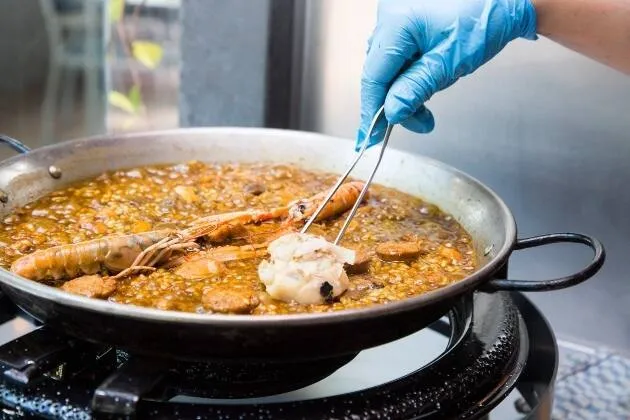 Arroz mar y montaña con pies de cerdo