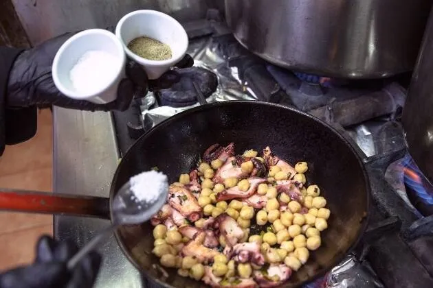 Pulpo con garbanzos de La Tartana