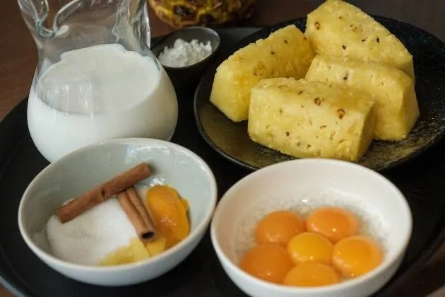 Piña a la brasa con crema catalana y helado de ron