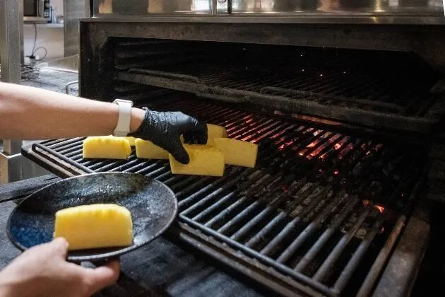 Piña a la brasa con crema catalana y helado de ron