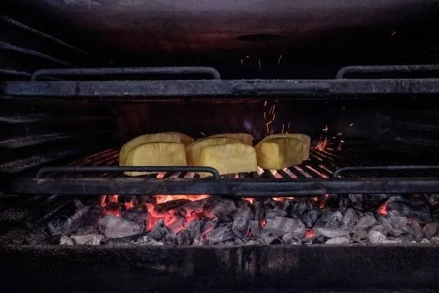 Piña a la brasa con crema catalana y helado de ron