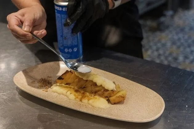 Piña a la brasa con crema catalana y helado de ron