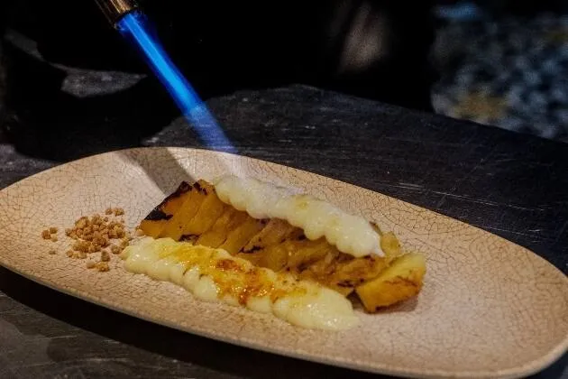 Piña a la brasa con crema catalana y helado de ron