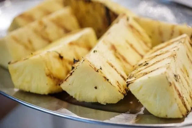 Piña a la brasa con crema catalana y helado de ron