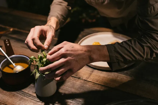 Repollo relleno de pitu, melocotón y amontillado