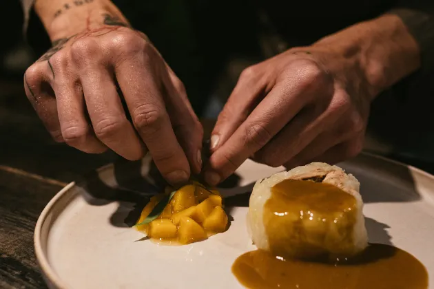 Repollo relleno de pitu, melocotón y amontillado