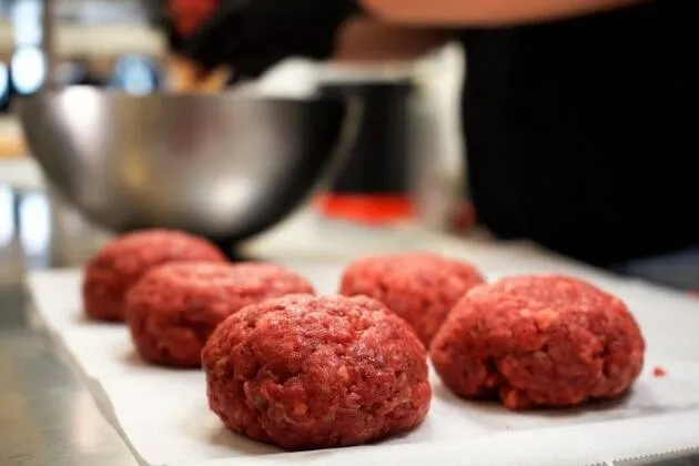 Hamburguesa con queso madurado, panceta ahumada, mayonesa y caldo de carne 