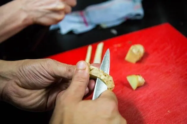 Vieiras a la brasa con crema de guisantes, coco y aceite cítrico