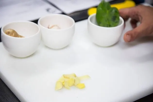 Vieiras a la brasa con crema de guisantes, coco y aceite cítrico