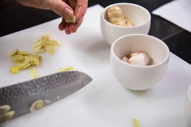 Vieiras a la brasa con crema de guisantes, coco y aceite cítrico