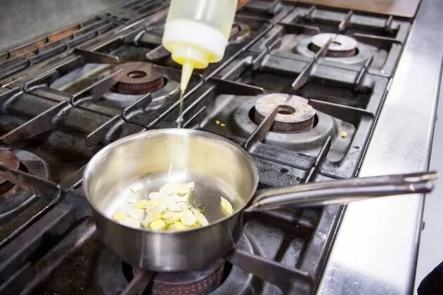 Vieiras a la brasa con crema de guisantes, coco y aceite cítrico