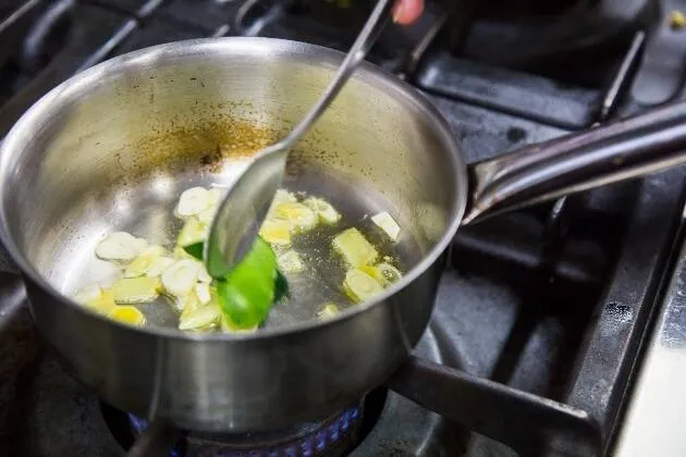 Vieiras a la brasa con crema de guisantes, coco y aceite cítrico