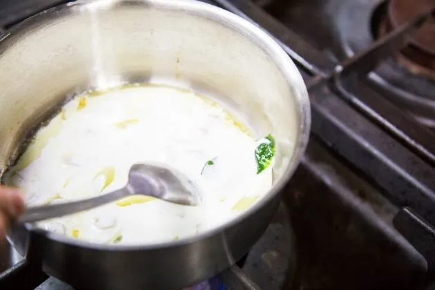 Vieiras a la brasa con crema de guisantes, coco y aceite cítrico