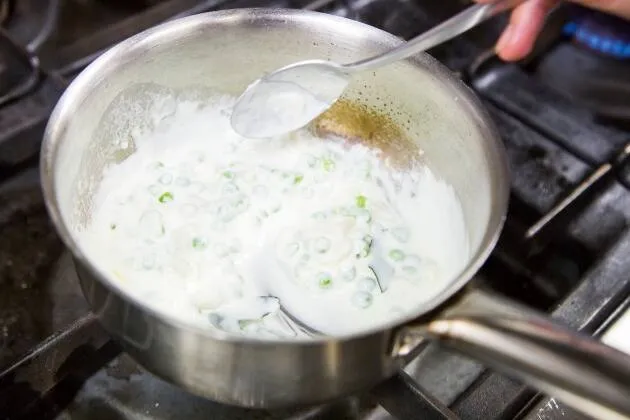 Vieiras a la brasa con crema de guisantes, coco y aceite cítrico