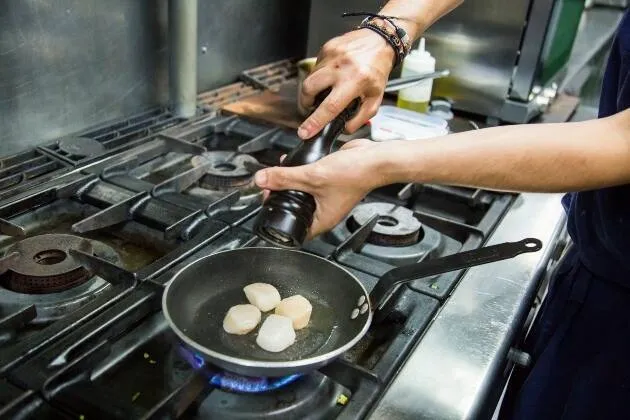 Vieiras a la brasa con crema de guisantes, coco y aceite cítrico