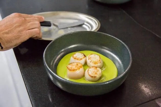 Vieiras a la brasa con crema de guisantes, coco y aceite cítrico