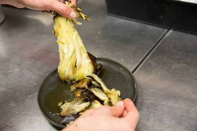 Calamar a la plancha con parmentier de berenjena ahumada