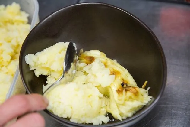 Calamar a la plancha con parmentier de berenjena ahumada