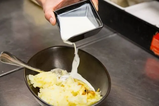 Calamar a la plancha con parmentier de berenjena ahumada