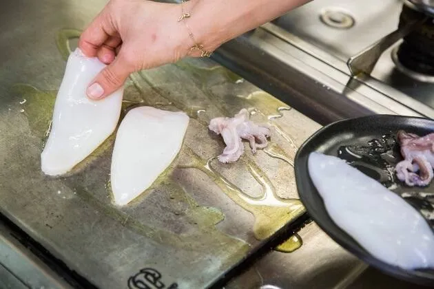 Calamar a la plancha con parmentier de berenjena ahumada