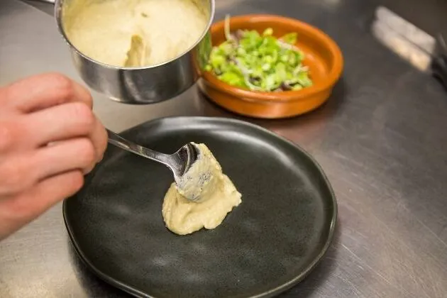 Calamar a la plancha con parmentier de berenjena ahumada