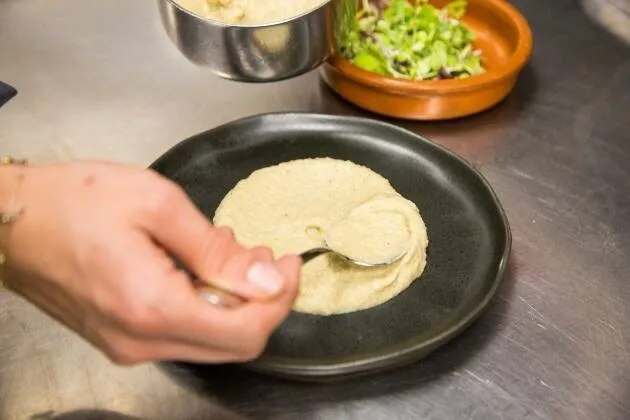 Calamar a la plancha con parmentier de berenjena ahumada