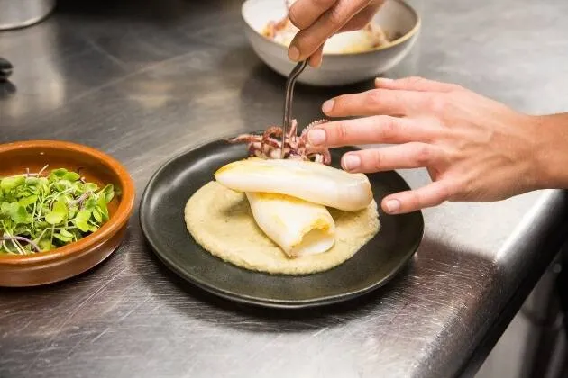 Calamar a la plancha con parmentier de berenjena ahumada