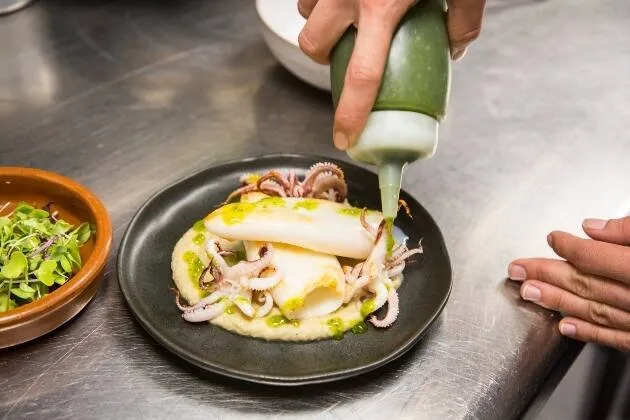 Calamar a la plancha con parmentier de berenjena ahumada