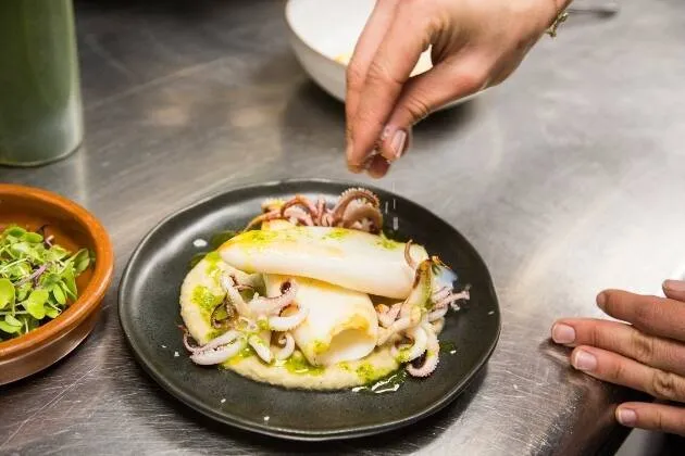 Calamar a la plancha con parmentier de berenjena ahumada