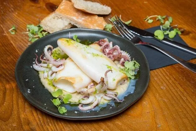 Calamar a la plancha con parmentier de berenjena ahumada