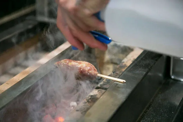 Tsukune de pato con huevo