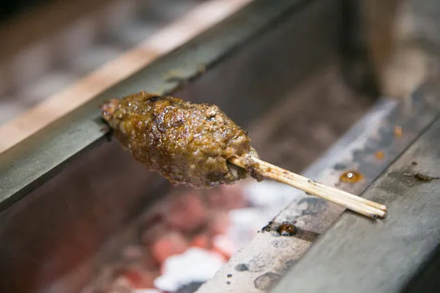 Tsukune de pato con huevo